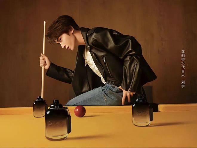 和IU的绽放满足了少女的全部幻想开元ky棋牌本周时髦大事｜陈都灵(图31)